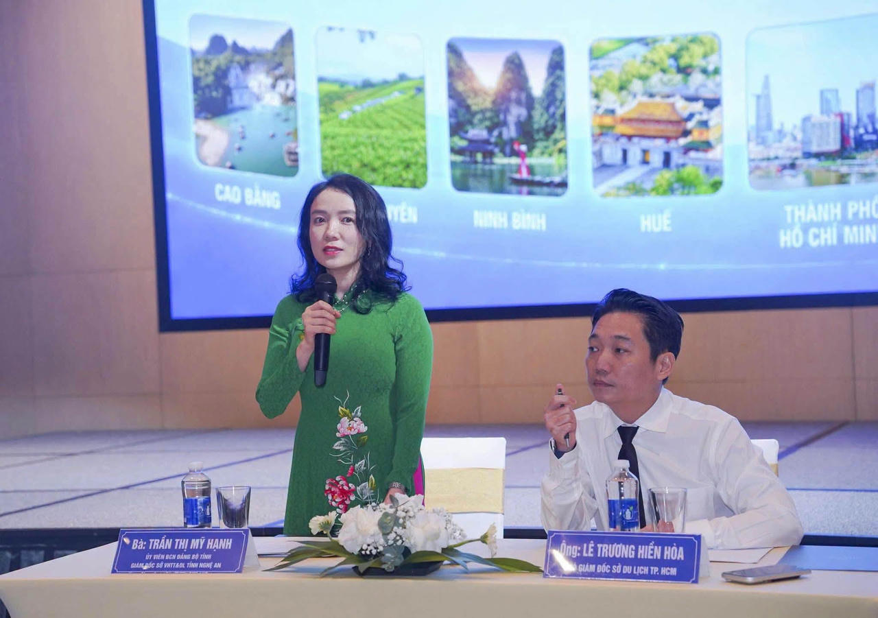 Đại diện Sở Du lịch TP HCM và Sở VHTT&DL Nghệ An đồng chủ trì tọa đàm. Ảnh: Duy Chương