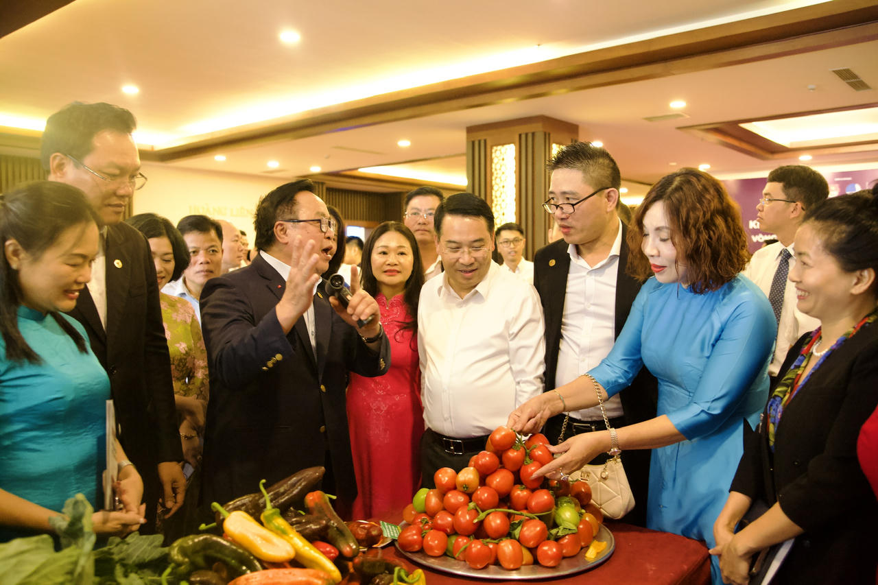 Các đại biểu tham quan không gian trưng bày các sản phẩm địa phương trong khuôn khổ chương trình (Ảnh: Trường Hải).