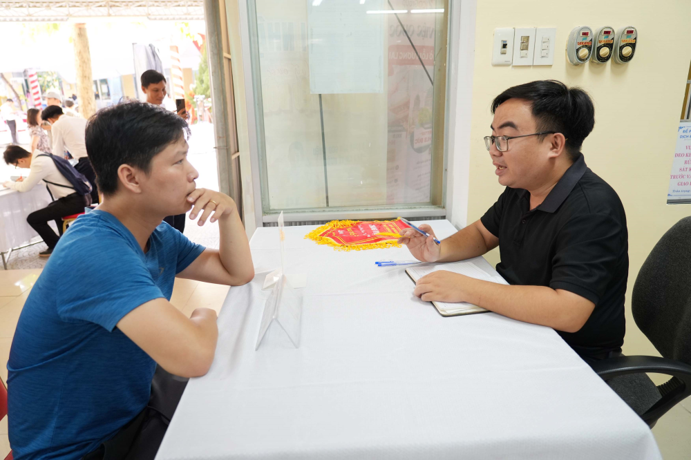Đại diện doanh nghiệp tư vấn tuyển dụng người lao động ngay sau lễ khai mạc. (Ảnh: UBND TP Huế)