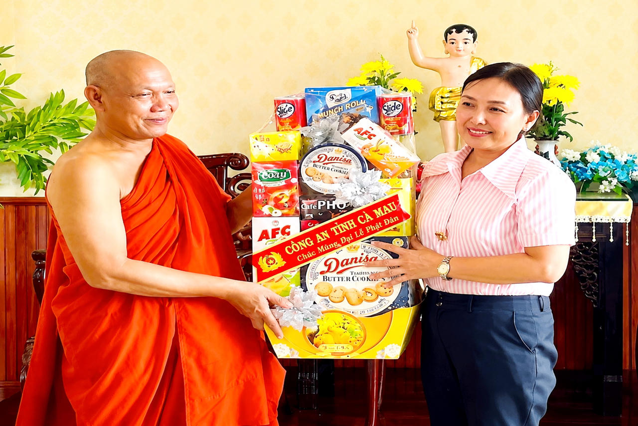 Thượng tá Lê Kiều Oanh - Phó Trưởng phòng An ninh nội địa Công an tỉnh Cà Mau thăm, chúc mừng Hòa thượng Thạch Hà - Trưởng Ban Trị sự Giáo hội Phật giáo Việt Nam tỉnh Cà Mau nhân Đại lễ Phật đản năm 2026 (Ảnh: H.Đ).