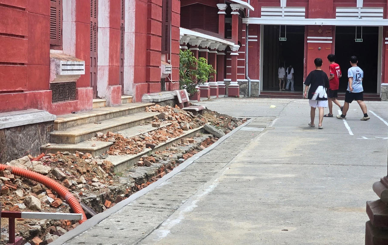Thi công dự án cải tạo trường THPT chuyên Quốc học Huế chậm tiến độ, nhà thầu bị phạt hơn 856 triệu đồng 