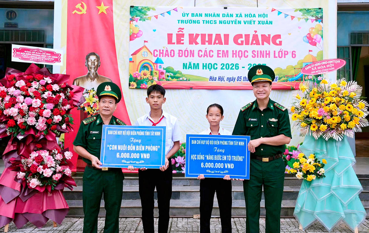 Đoàn công tác Bộ đội Biên phòng tỉnh do Đại tá Nguyễn Đình Mạnh, Phó Chỉ huy trưởng (bìa trái) làm trưởng đoàn đến dự khai giảng năm học 2026 - 2027 và trao tiền học bổng, hỗ trợ đỡ đầu cho 02 em trong Chương trình “Nâng bước em tới trường - Con nuôi đồn Biên phòng” tại Trường THCS Nguyễn Viết Xuân, xã Hòa Hội, tỉnh Tây Ninh (ảnh: Đinh Quân)
