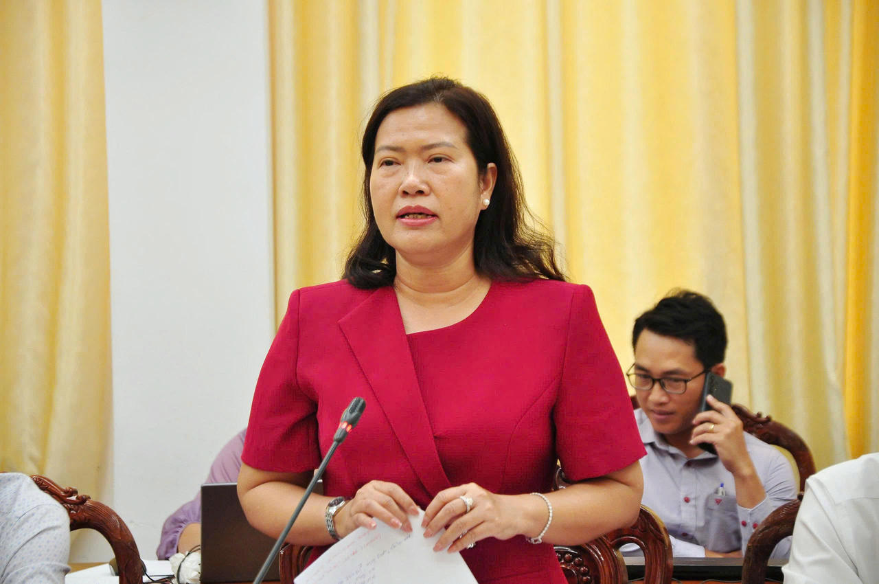 Bà Nguyễn Thị Ngọc Điệp, Phó Chủ tịch UBND thành phố Cần Thơ, trao đổi cùng đoàn công tác của Bộ Y tế tại buổi làm việc. (Ảnh: Hà Vy)