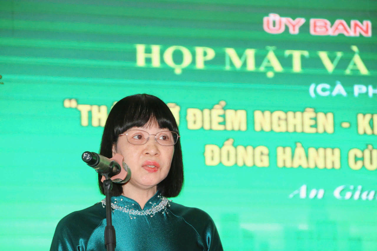 Bà Quảng Xuân Lụa - Giám đốc Trung tâm Xúc tiến Đầu tư, Thương mại và Du lịch tỉnh An Giang phát biểu khai mạc
