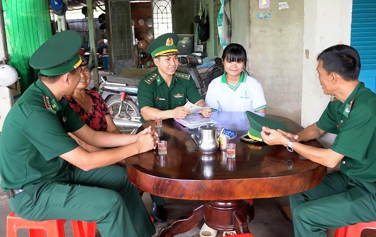 Cán bộ Đồn Biên phòng Cửa khẩu Mỹ Quý Tây đến thăm gia đình, động viên, quan tâm sâu sát quá trình học tập của em Cát Tường (ảnh: Đinh Quân)