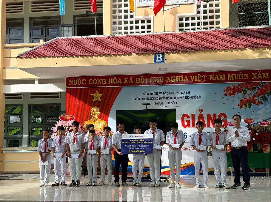 Những phần quà thiết thực được trao tận tay các em học sinh, góp phần động viên các em vượt qua khó khăn, vươn lên trong học tập