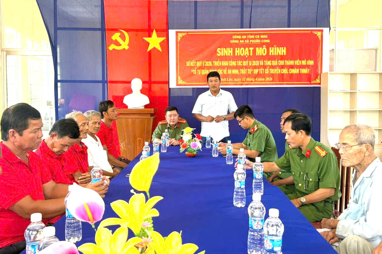 Công an xã Phước Long cùng các thành viên sinh hoạt mô hình "Tổ tự quản dòng tộc về an ninh, trật tự", xây dựng thế trận an ninh nhân dân từ cơ sở (Ảnh: H.Đ).