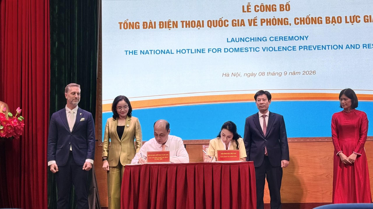 Lễ ký chuyển giao Tổng đài điện thoại quốc gia về phòng, chống bạo lực gia đình, số điện thoại 117 giữa Bộ VHTTDL và Hội Nông dân Việt Nam.