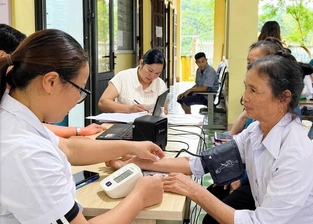 Người dân xã Minh Đài được khám sàng lọc sức khỏe ngay tại Trạm y tế. (Ảnh: Phương Thanh)