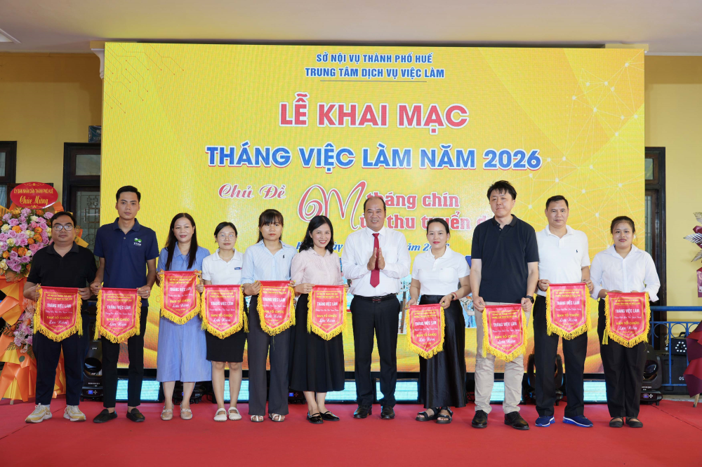 Phó Chủ tịch UBND thành phố Nguyễn Văn Mạnh trao cờ lưu niệm cho các đơn vị tham dự tại lễ khai mạc. (Ảnh: UBND TP Huế)