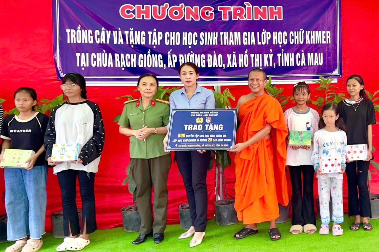 Chương trình trồng cây xanh, trao tập cho học sinh tại chùa Rạch Giồng, xã Hồ Thị Kỷ do Phòng An ninh nội địa Công an tỉnh Cà Mau phối hợp các nhà hảo tâm và người có uy tín trong đồng bào Khmer tổ chức (Ảnh: H.Đ).