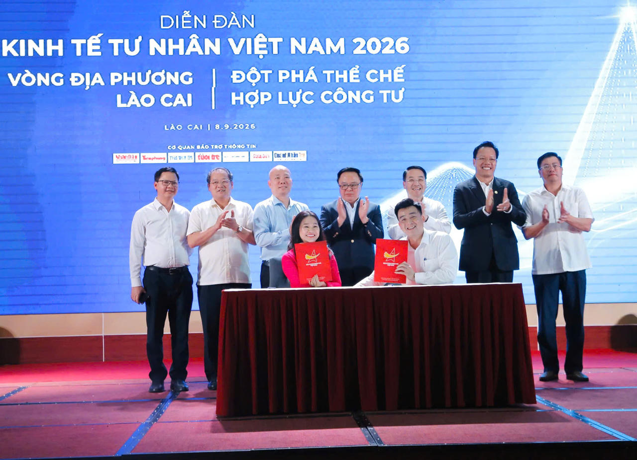 Trong khuôn khổ diễn đàn, Hội Doanh nhân trẻ tỉnh và Trung tâm Xúc tiến Đầu tư, Thương mại và Du lịch tỉnh ký biên bản ghi nhớ hợp tác trong lĩnh vực xúc tiến thương mại và đầu tư (Ảnh: Trường Hải).