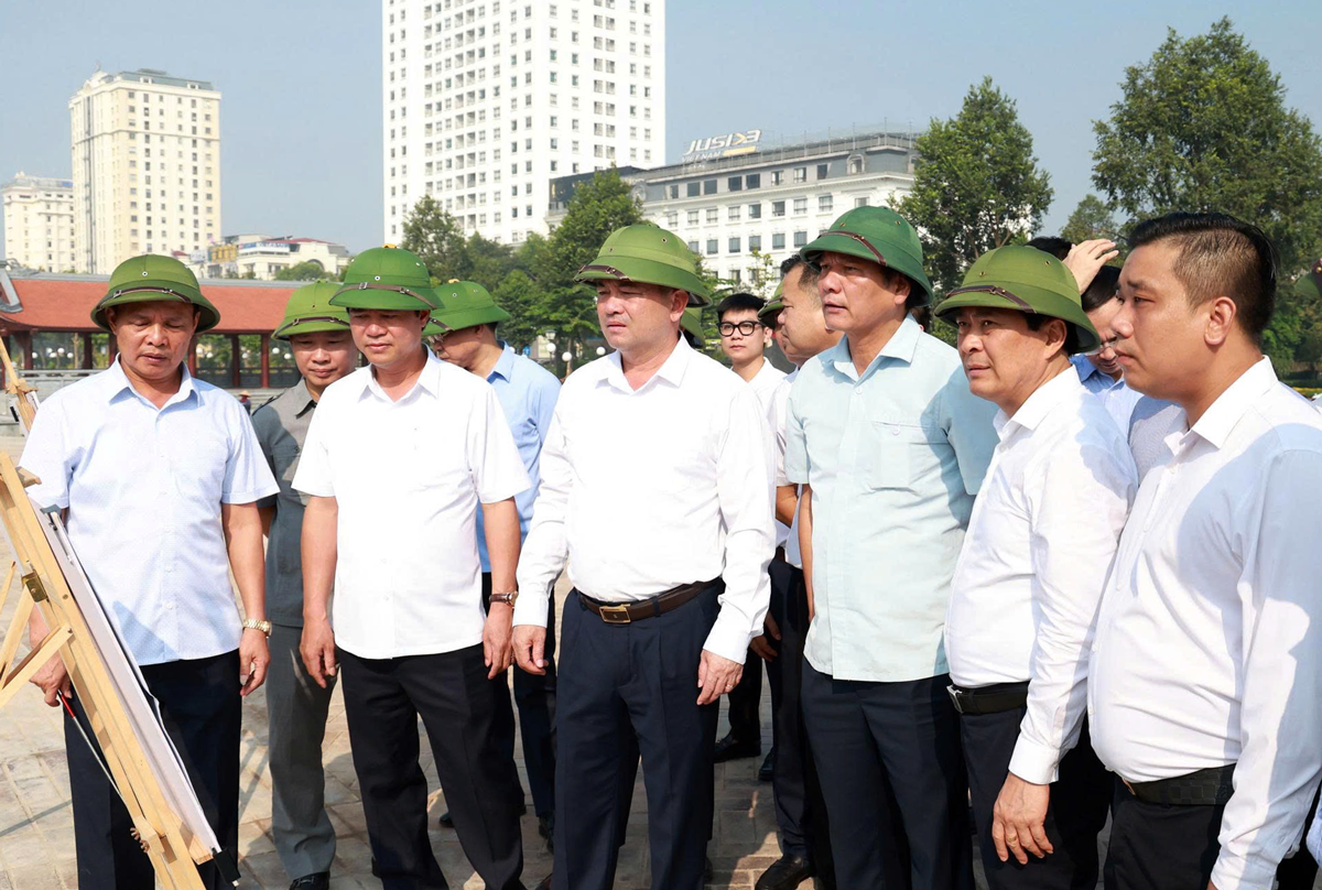 Bí thư Tỉnh ủy Nguyễn Hồng Thái (thứ 3 từ trái sang) xem bản đồ dự án, kiểm tra thực địa.(ảnh: Cổng thông tin điện tử tỉnh Bắc Ninh)