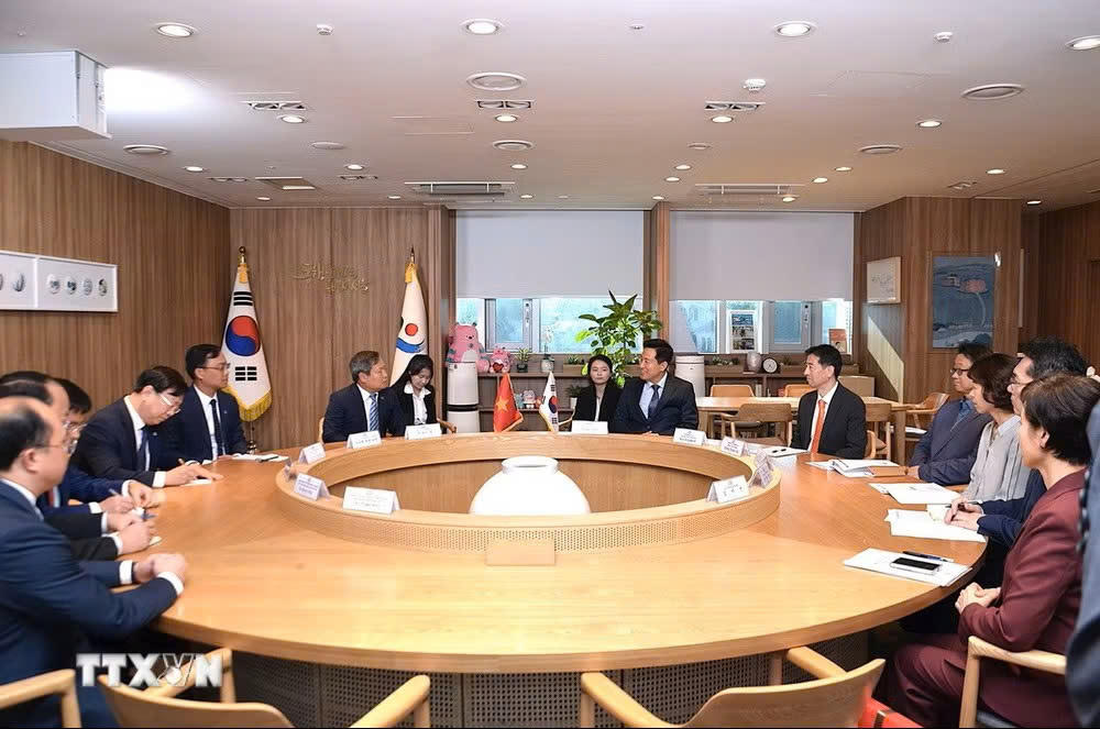 Chủ tịch UBND TP Hà Nội Vũ Đại Thắng làm việc với Thị Trưởng Seoul Oh Se-hoon. Ảnh: TTXVN