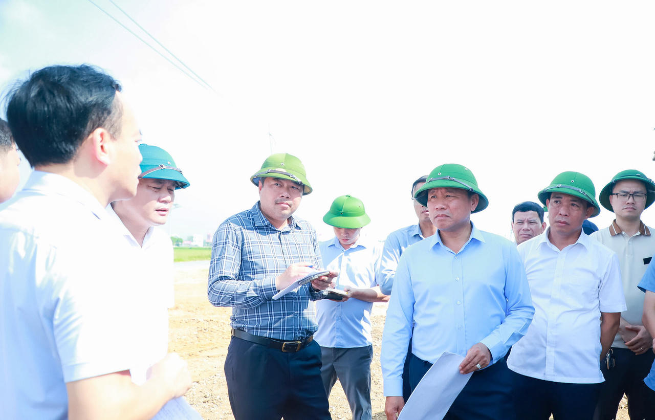 Các địa phương, đơn vị báo cáo công tác triển khai các điểm tái định cư (ảnh Ngô Toàn)