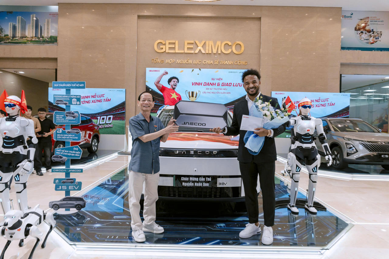 Chủ tịch Hội đồng Sáng lập Tập đoàn Geleximco Vũ Văn Tiền trao tặng phần thưởng cho cầu thủ Nguyễn Xuân Son.