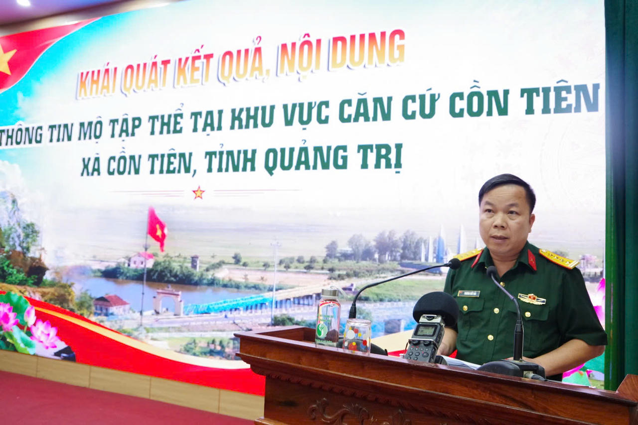 Đại tá Trương Viết Hải - Tỉnh uỷ viên, Phó Bí thư Thường trực Đảng ủy Quân sự tỉnh, Chính ủy Bộ CHQS tỉnh, Phó Trưởng ban Thường trực Ban Chỉ đạo tỉnh trình bày báo cáo đề dẫn hội thảo. (Ảnh: Xuân Diện)