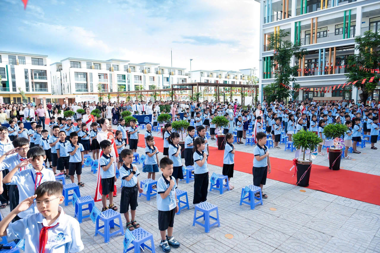 Tập thể giáo viên và học sinh thực hiện nghi lễ chào cờ trong buổi khai giảng đầu tiên của Meyschool Đoàn Thị Điểm