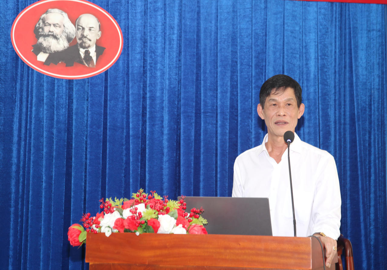Báo cáo viên TS. Phạm Quốc Sử – Phó Giám đốc Sở Tư pháp, triển khai Luật Tiếp cận thông tin năm 2026 và Pháp lệnh số 01/2026/UBTVQH16 sửa đổi, bổ sung một số điều của Pháp lệnh Hợp nhất văn bản quy phạm pháp luật (Ảnh: T.N).