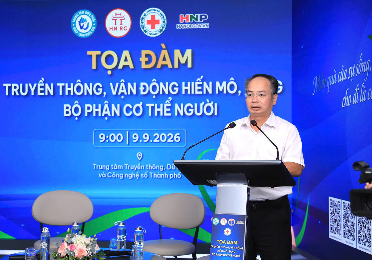 Chủ tịch Hội Chữ thập đỏ TP Hà Nội Lê Tự Lực phát biểu tại tọa đàm.