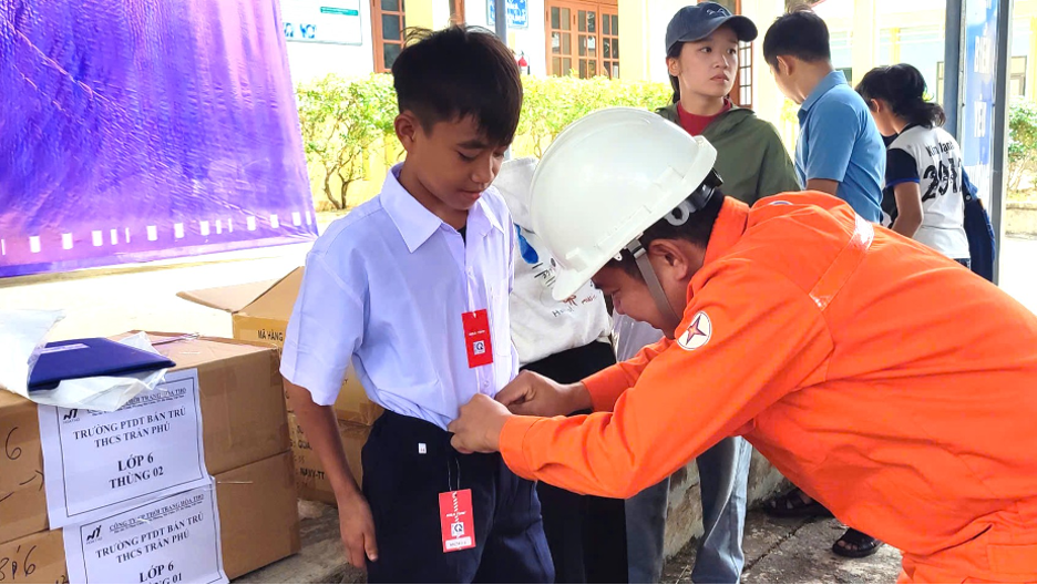 AVC phối hợp với nhà may đo trực tiếp cho từng em học sinh để bảo đảm đồng phục vừa vặn, phù hợp