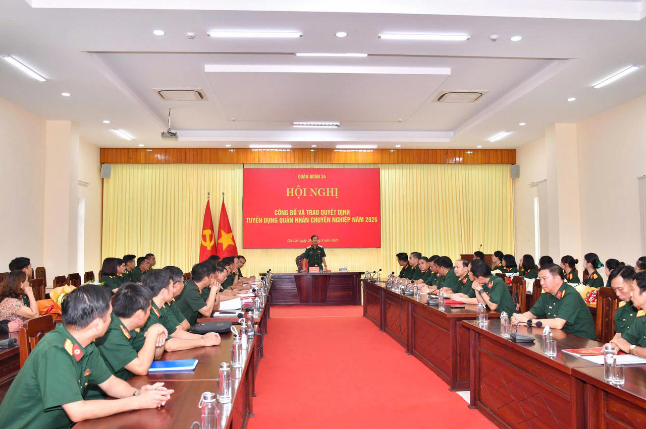 Quang cảnh hội nghị công bố và trao quyết định tuyển dụng quân nhân chuyên nghiệp năm 2026 của Quân đoàn 34. (Ảnh: Quân đoàn 34)