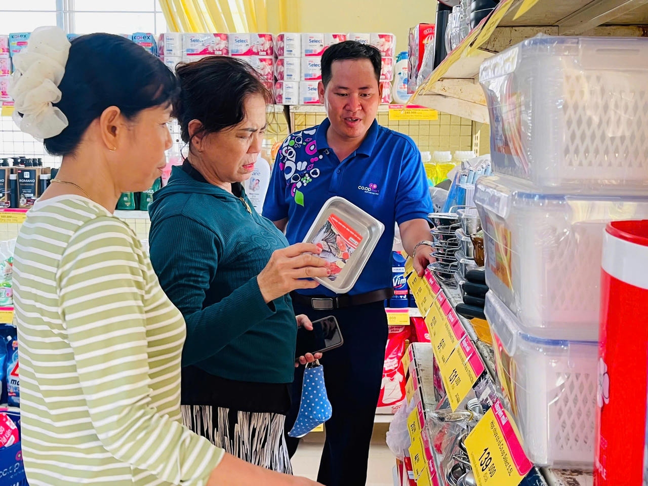 Mô hình “Siêu thị 0 đồng” tạo điều kiện để người dân chủ động lựa chọn sản phẩm phù hợp với nhu cầu. Ảnh: Saigon Co.op
