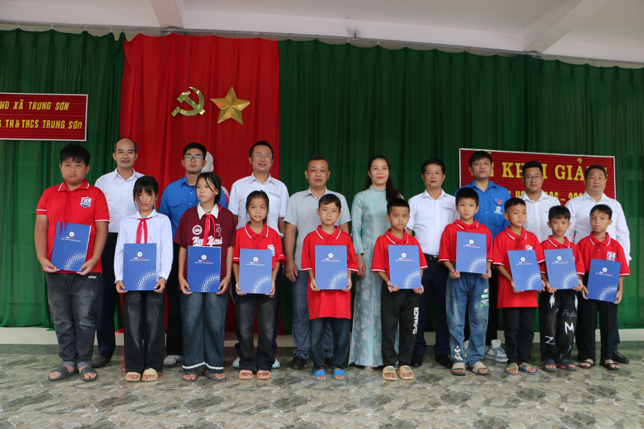 Các em học sinh có hoàn cảnh khó khăn nhận những phần quà động viên từ Công ty TNHH MTV Thủy điện Trung Sơn trước thềm năm học mới