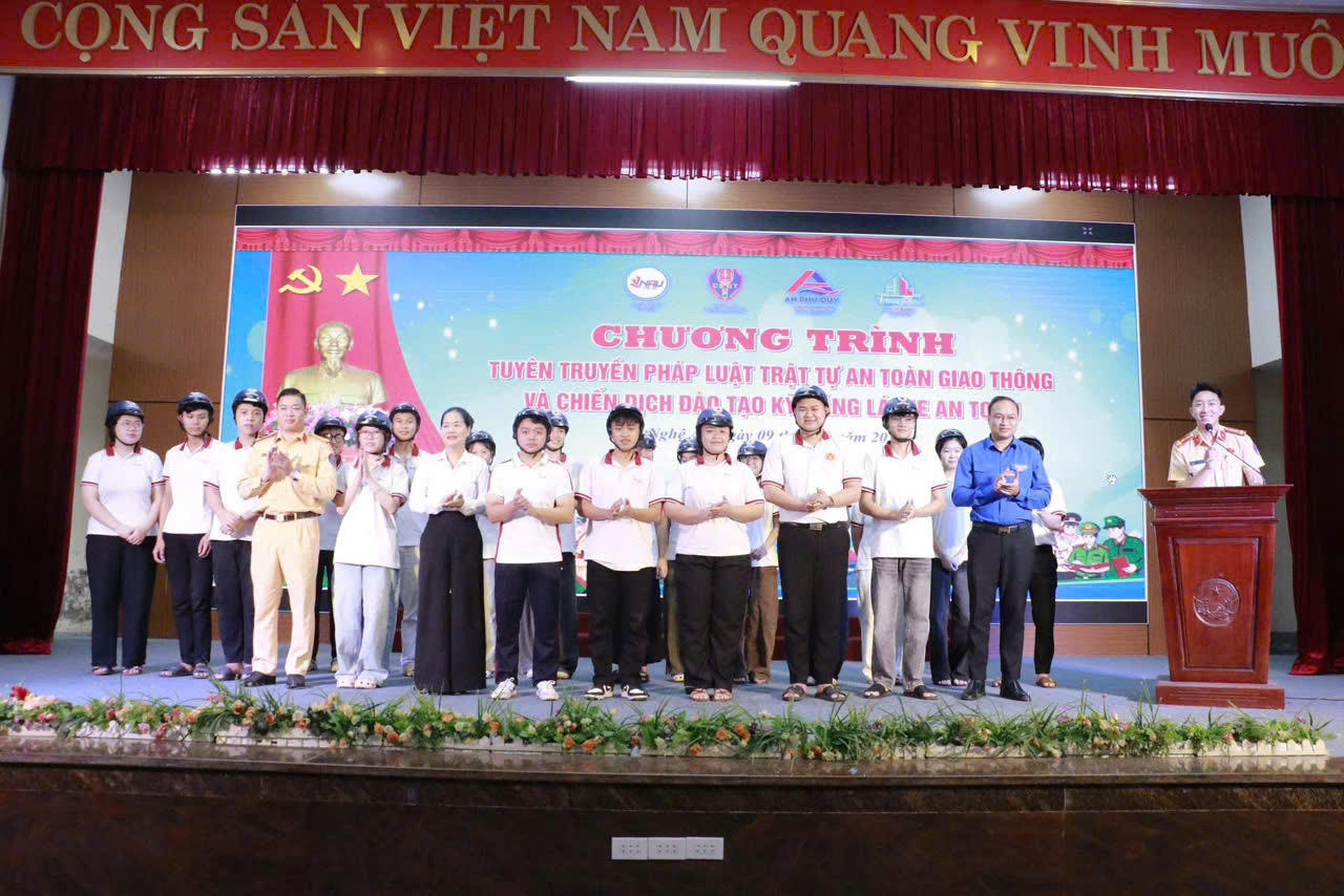 Phòng CSGT Công an tỉnh Nghệ An: Đưa pháp luật về trật tự ATGT vào giảng đường – Học thực chất để lái xe an toàn