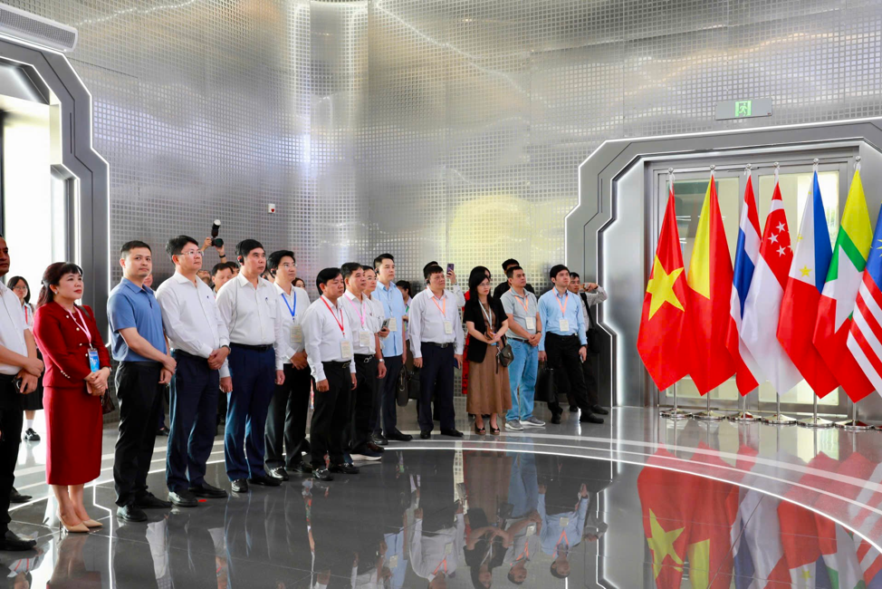 Đoàn khảo sát Trung tâm Công dân thành phố Nam Ninh.