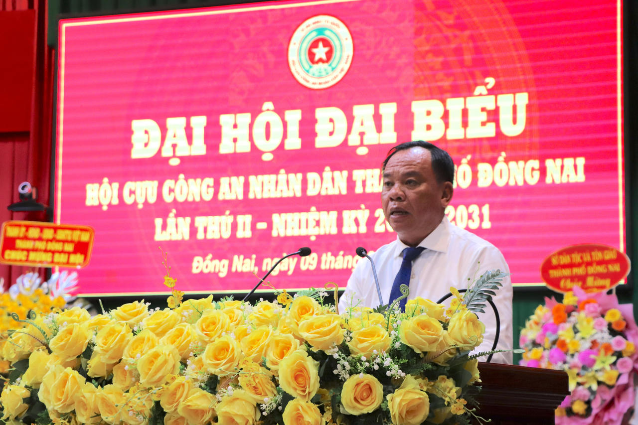 Phó Bí thư Thành ủy Đồng Nai – Võ Tấn Đức rất ấn tượng với giải pháp và kết quả xây dựng Hội Cựu CAND thành phố Đồng Nai. Ảnh Duy Trường