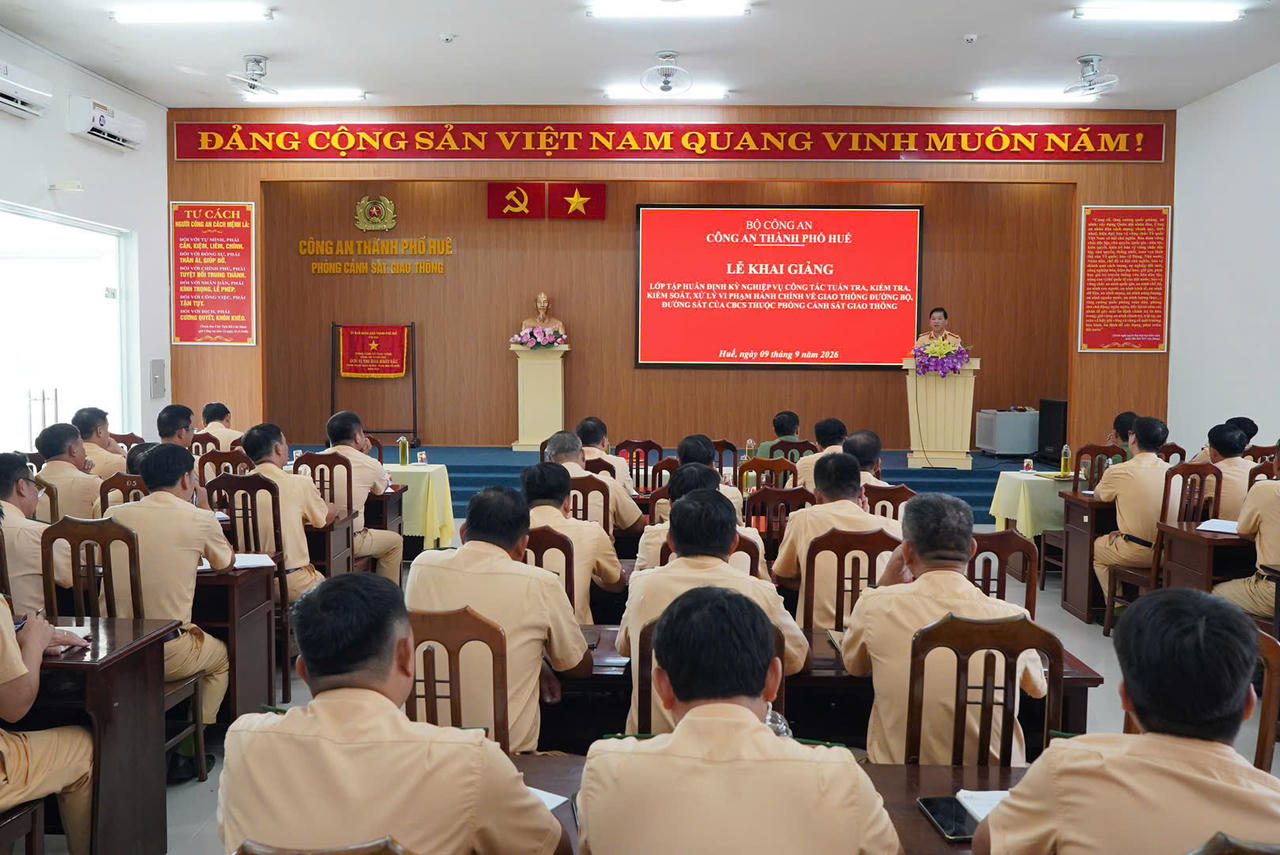 Nâng cao nghiệp vụ cho cán bộ, chiến sĩ Cảnh sát giao thông Công an TP Huế