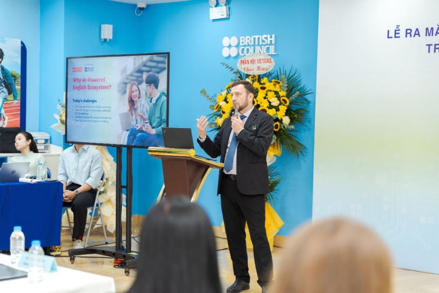 Mr Andrew Milner - Quản lý Học thuật Hội đồng Anh tại Việt Nam chia sẻ về sản phẩm, ảnh BTC.