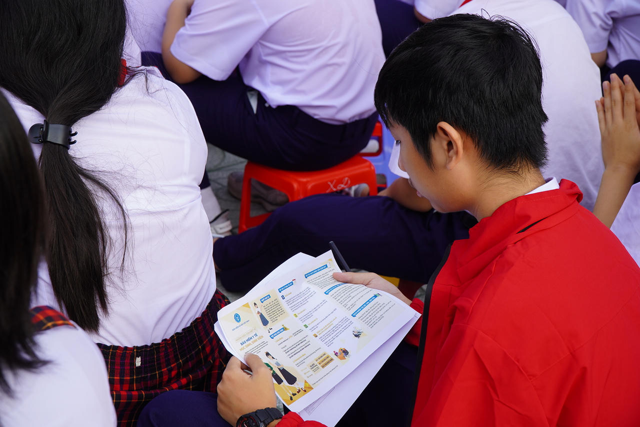 Học sinh tìm hiểu về BHYT HSSV. Ảnh: Kim Ngân