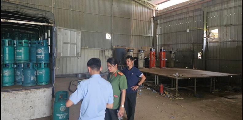 Khởi tố 5 bị can trong vụ san chiết, buôn bán gas giả tại Hà Nội