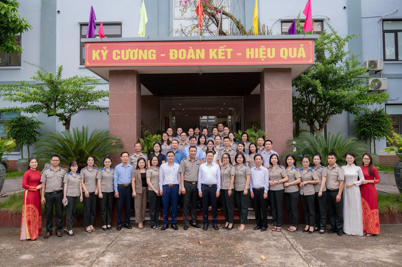 Đồng chí Đinh Quang Tuyên – Phó Bí thư Tỉnh ủy, Chủ tịch UBMTTQVN tỉnh Thái Nguyên chụp ảnh lưu niệm cùng Lãnh đạo, công chức cơ quan THADS tỉnh Thái Nguyên.