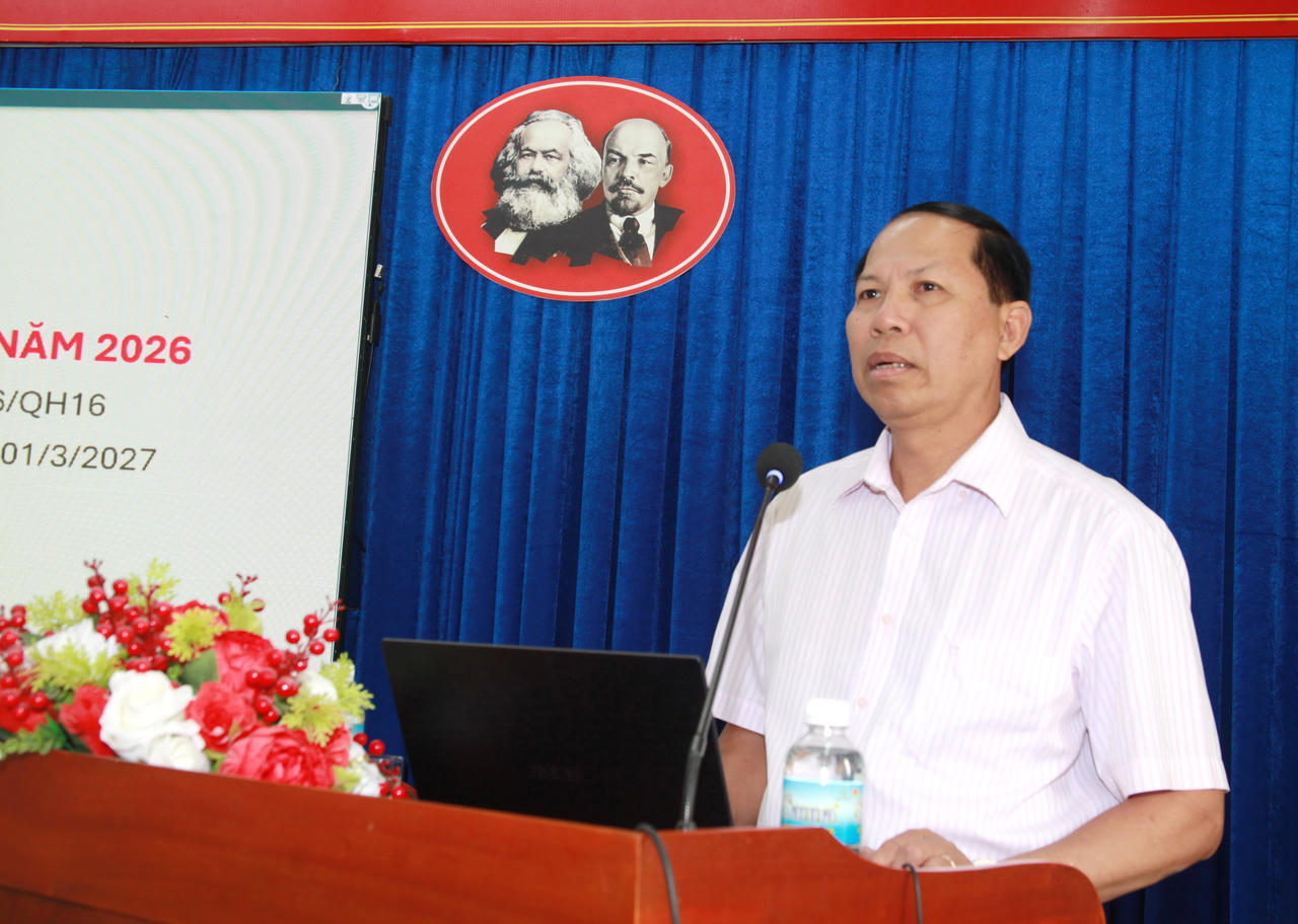Báo cáo viên Trần Hoàng Lộc – Phó Giám đốc Sở Tư pháp, triển khai Luật Hộ tịch năm 2026 và Luật sửa đổi, bổ sung một số điều của Luật Trợ giúp pháp lý (Ảnh: T.N).