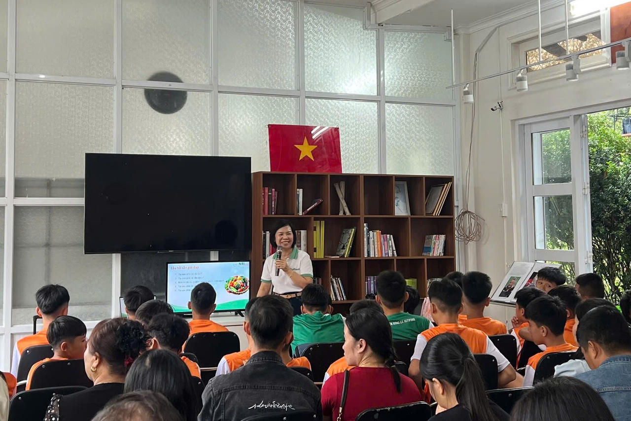Bác sĩ Nguyệt chia sẻ, giảng dạy về kiến thức dinh dưỡng chuyên biệt dành cho vận động viên với các tân học viên và phụ huynh.