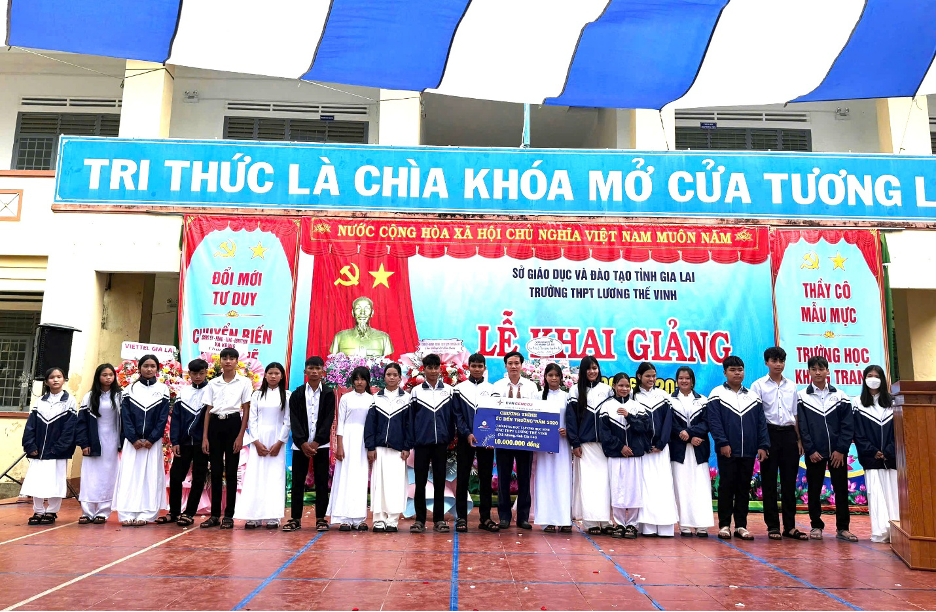 Đại diện Công ty Thủy điện An Khê - Ka Nak trao hỗ trợ tại Trường THPT Lương Thế Vinh, tỉnh Gia Lai