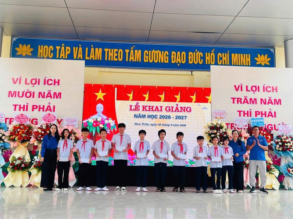Công ty Cổ phần Nhiệt điện Hải Phòng đã trao tặng quà và tiền mặt cho các em học sinh có hoàn cảnh khó khăn tại Trường THCS Nam Triệu 2