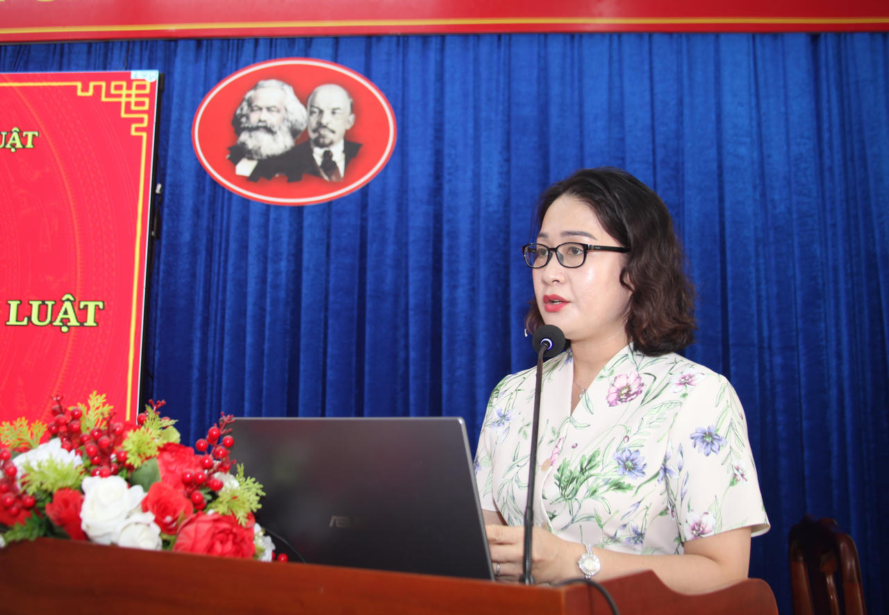 Bà Phạm Thị Ngọc – Phó Giám đốc Sở Tư pháp, Phó Chủ tịch Hội đồng Phối hợp PBGDPL tỉnh, phát biểu tại Hội nghị (Ảnh: T.N).