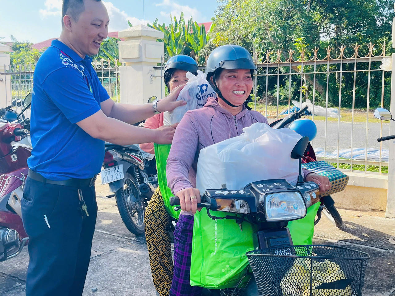 Niềm vui của bà con khi nhận những phần quà thiết thực từ chương trình. Ảnh: Saigon Co.op