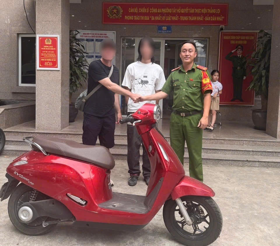 Công an phường Tây Hồ trao lại chiếc xe bị bỏ quên cho D.Y.P (Ảnh: CA Tây Hồ)