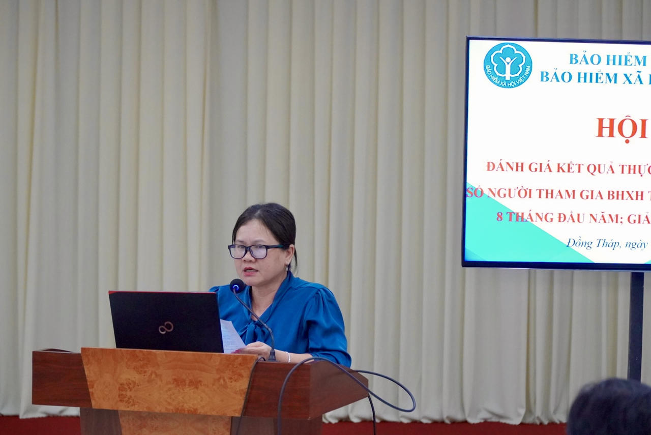 Bà Nguyễn Thị Nhu - Trưởng phòng Phòng Quản lý thu và phát triển người tham gia thông tin về việc hoàn trả BHYT tự đóng. Ảnh: Kim Ngân