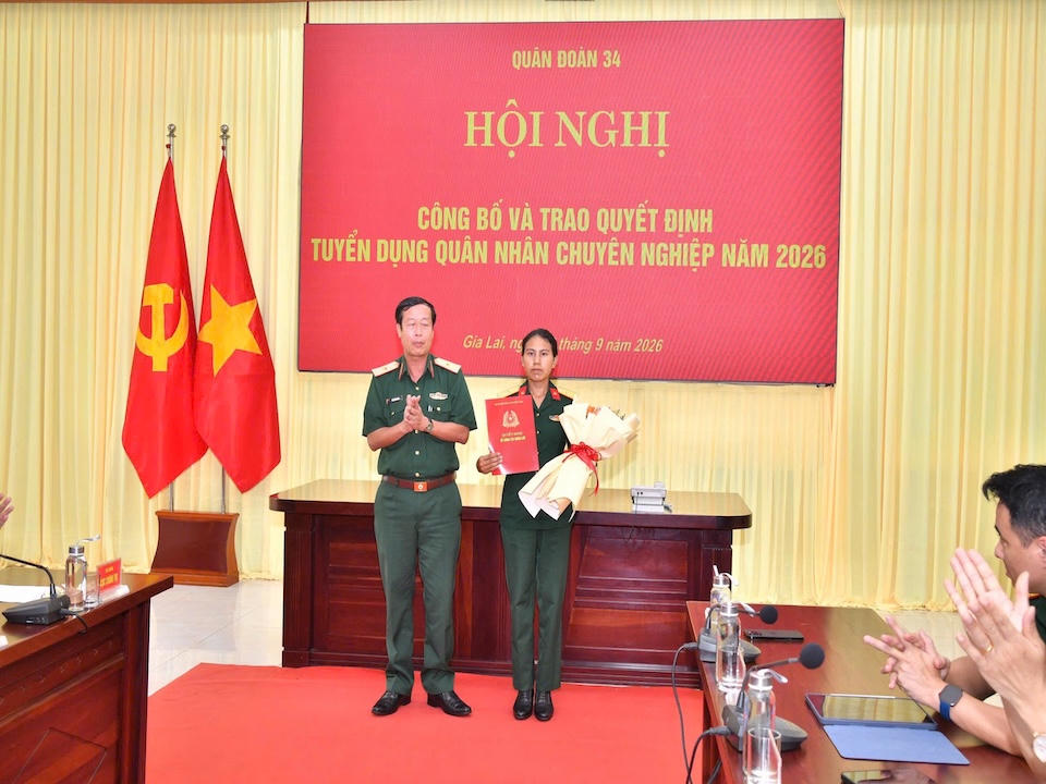 Vợ chiến sĩ hy sinh khi cứu 2 người ở Gia Lai được tuyển dụng quân nhân chuyên nghiệp