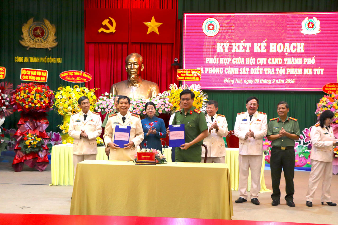 Hội Cựu CAND thành phố Đồng Nai ký kết chương trình phối hợp với Công an thành phố, Phòng Cảnh sát Điều tra tội phạm về ma tuý. Ảnh Trọng Trung
