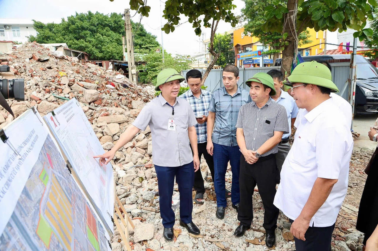 Phó Chủ tịch UBND TP Hải Phòng Nguyễn Minh Hùng kiểm tra thực địa Dự án hạ tầng kỹ thuật tại khu vực các chung cư cũ Vạn Mỹ và 311 Đà Nẵng. (Ảnh: CTTĐT)