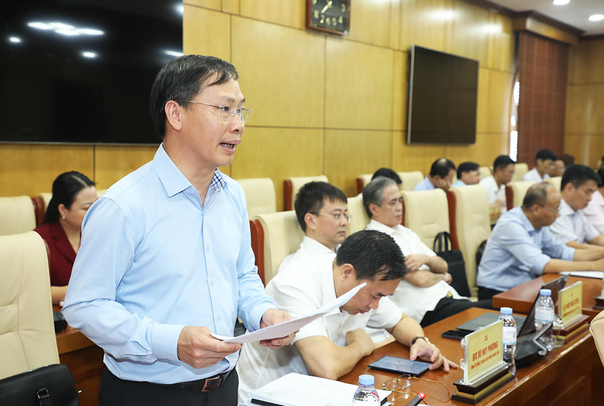 Ông Lê Minh Hoàng - Chánh Văn phòng Tỉnh ủy trình bày Dự thảo sửa đổi, bổ sung Quy chế làm việc của Ban Chấp hành Đảng bộ thành phố Bắc Ninh khóa I. (Ảnh:Cổng thông tin điện tử tỉnh Bắc Ninh)