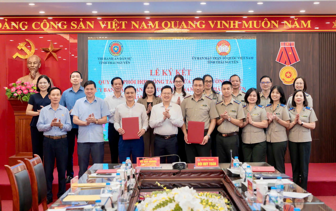Đồng chí Vũ Duy Hoàng - Phó Chủ tịch Thường trực UBMTTQ tỉnh và đồng chí Bùi Huy Toàn - Trưởng THADS tỉnh ký kết Quy chế phối hợp.