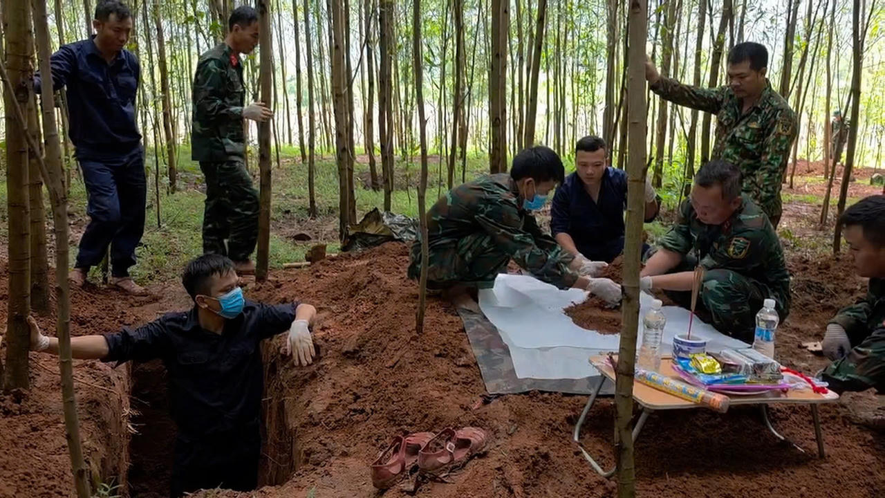 Giữa rừng tràm Bãi Dinh, cán bộ, chiến sĩ kiên trì tìm kiếm, cẩn trọng đưa những người đồng đội đã nằm lại qua chiến tranh trở về. (Ảnh: Bộ CHQS tỉnh Quảng Trị)